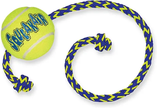Снимка на Kong Squeaker Tennis Ball with Rope Medium - Тенис топка с въже за дърпане и дъвчене(50 см.) за кучета с пискюл 6 см.