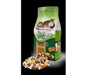 Снимка на Versele Laga Snack Nutties - вкусно лакомство с ядки за зайци и други малки животни, 85 гр. 2