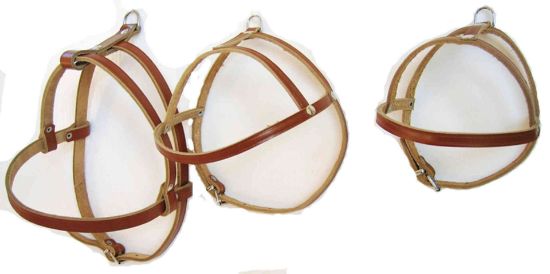 МиаЗоо Класик - Регулируем нагръдник от кожа за породи тип Пекинез - цвят червен