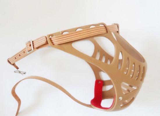 Миазоо - Намордник пластмасов за едри кучета тип боксер, булдог, булмастиф, мастиф, питбултериер, ротвайлер